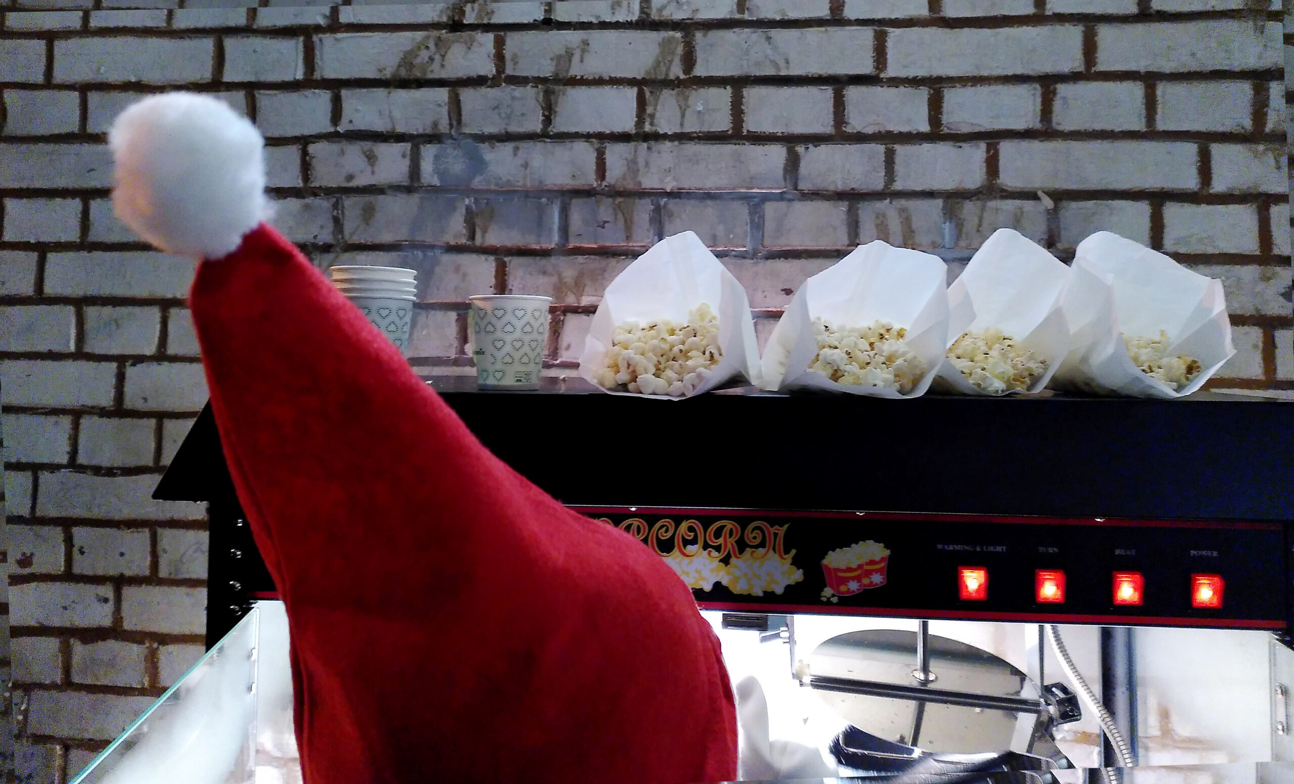 Weihnachtsmarkt mit zwei Popcorn-Maschinen