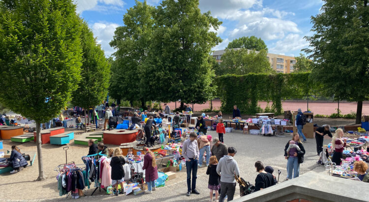 Flohmarkt auf dem Schulhof der Trelleborg Grundschule