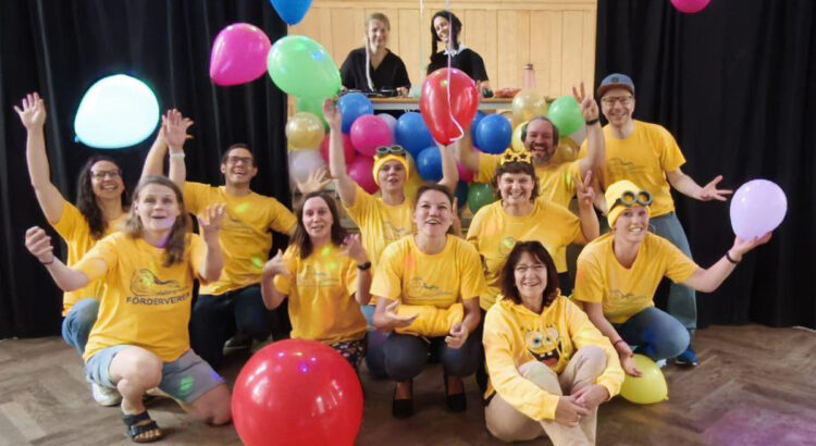 Mitglieder des Fördervereins mit Luftballons