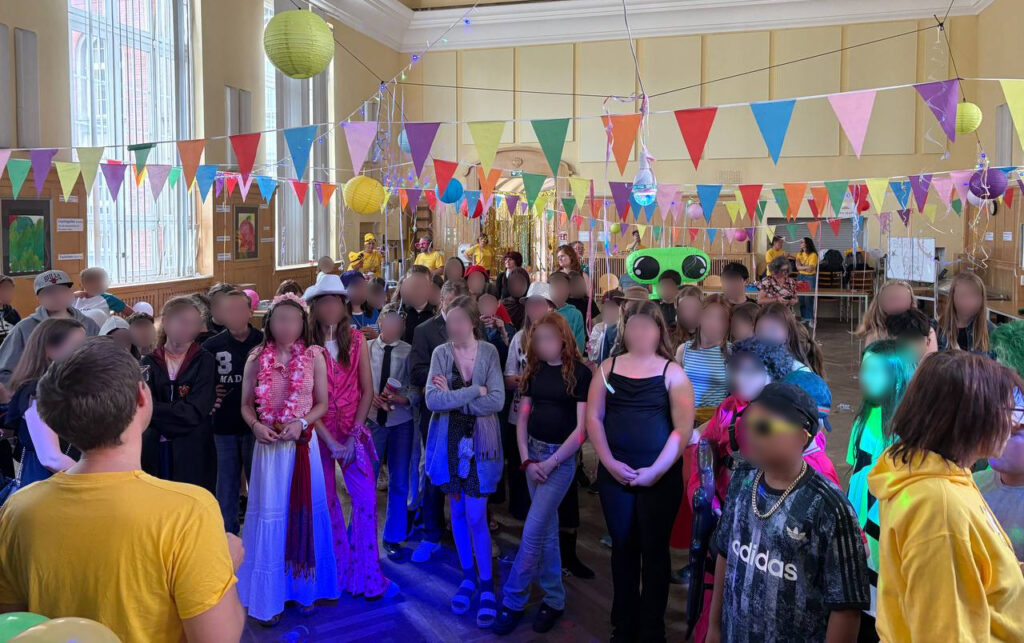 Schülerinnen und Schüler bei der Preisverleihung