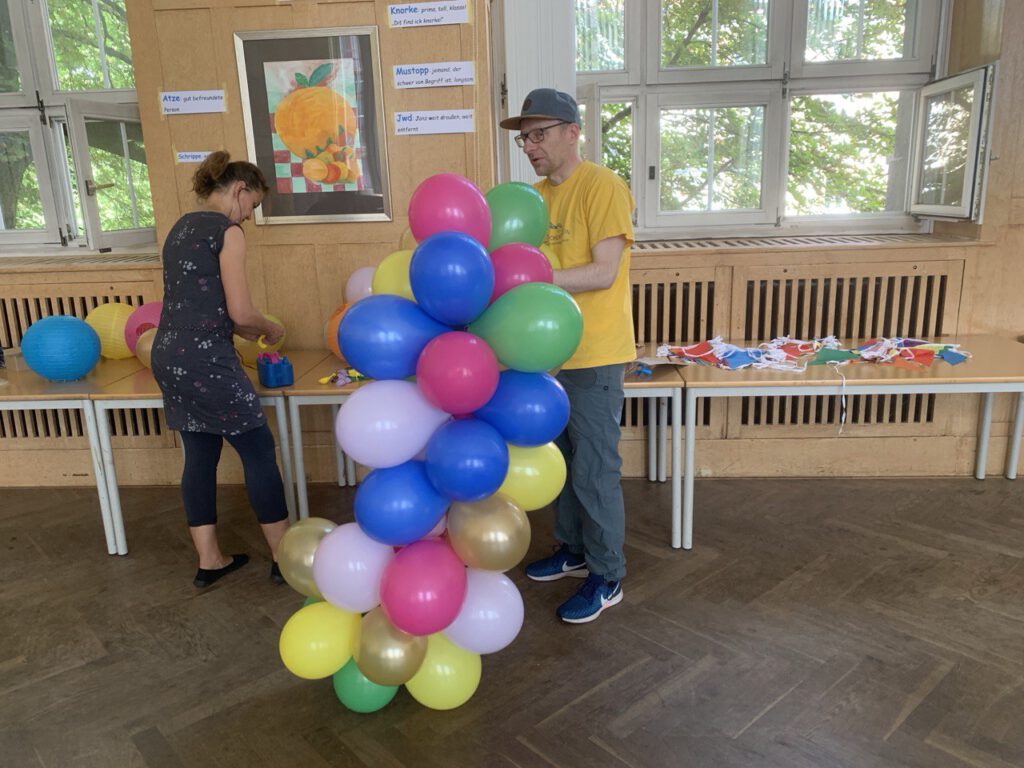 Luftballon-Girlande aufblasen