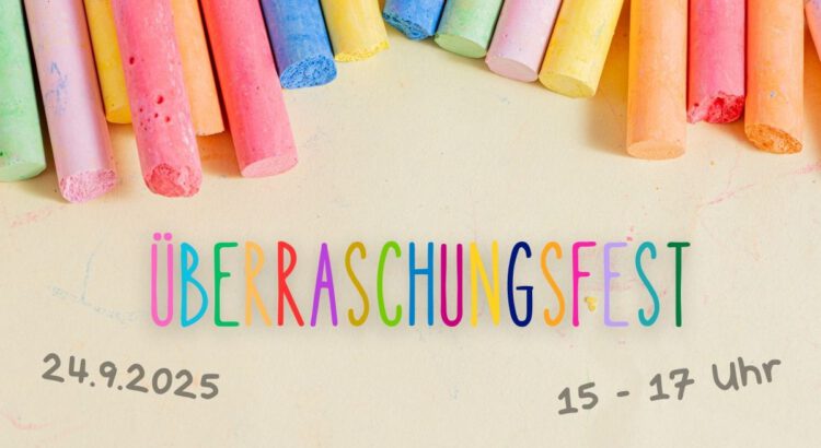 Straßenkreide liegt auf Boden und davor geschrieben steht in bunten Buchstaben "Überraschungsfest"